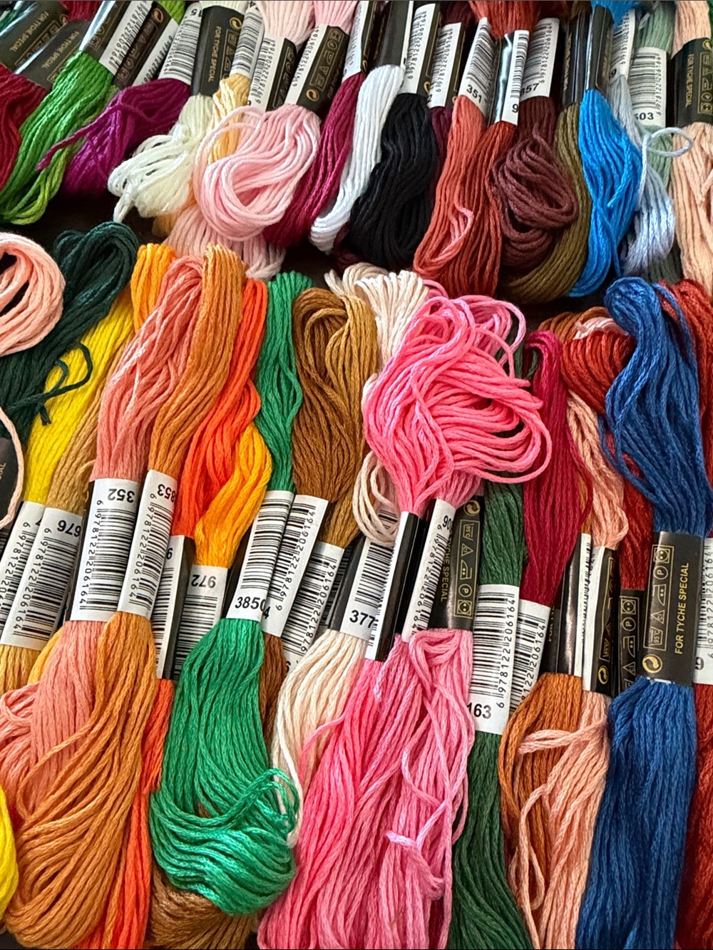 Huge 124 Piece Embroidery Floss Lot - Assorted Colors Craft Thread Skeins new - Picture 7 of 8